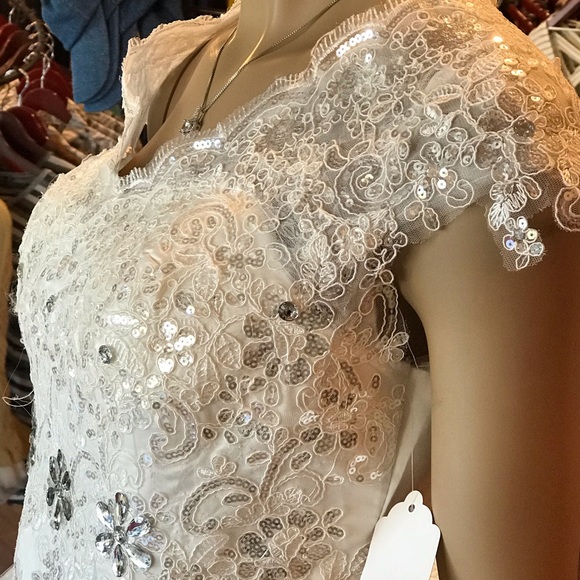 WEDDING DRESS - Picture 4 of 8